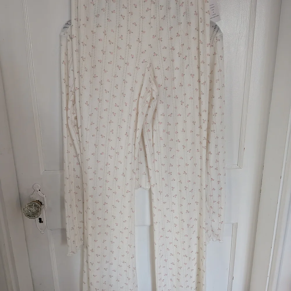 Pink Rose Floral Two-Piece Set with Scrunchie NWT - Picture 7 of 11